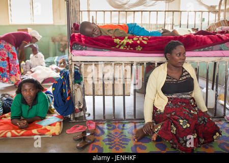 Patienten ruhen auf den Stationen eines unterversorgten Krankenhauses in Bundibugyo, Uganda. Stockfoto