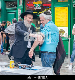 Judenviertel, orthodoxe Juden setzen ein Tefillin, Marais, Rue des Rosiers, Paris. Frankreich Stockfoto