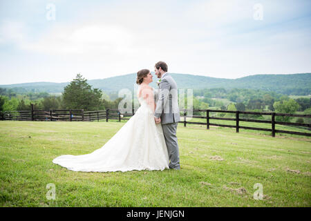 Rustikale Landschaft Hochzeitsfeier auf der Wolfsgrube Farm, Gordonsville, Virginia, USA. Stockfoto