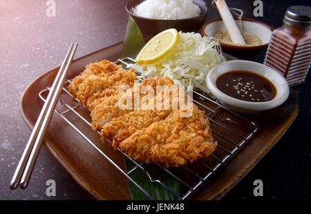 Japanische Tiefe gebratenes Schweinefleisch oder Tonkatsu set mit Reis in Studiobeleuchtung. Stockfoto