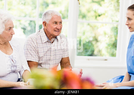 Krankenschwester kümmert sich um kranke ältere Patienten Stockfoto