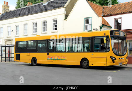 Sanders-Dienstleistungen, Bus, Reisebus, öffentlichen Verkehrsmitteln, Fakenham, Holt, Norfolk, England, UK Stockfoto