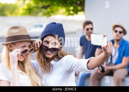 Hip Freunde unter selfies Stockfoto