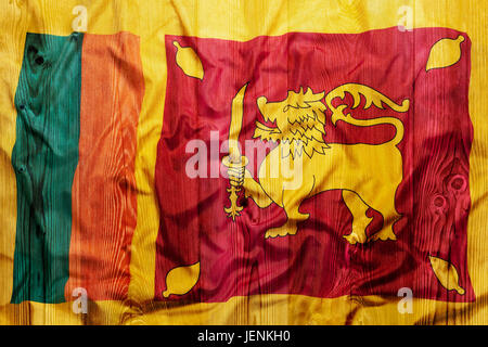 Nationalflagge von Sri Lanka auf einem hölzernen Hintergrund Stockfoto