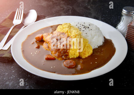 Reis mit Omelett Curry im japanischen Stil oder Omu Kare in weißer Teller fertig zum Verzehr. Stockfoto