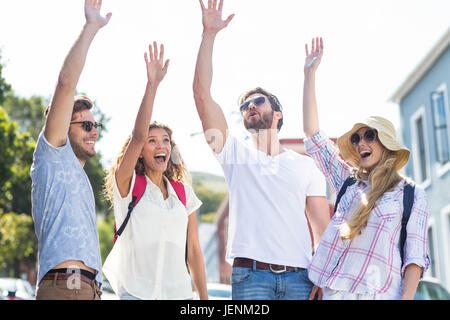 Hip Freunde Hände erhebend Stockfoto