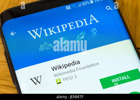 Eine Nahaufnahme in der Wikipedia installieren Bildschirm auf einem smartphone Stockfoto