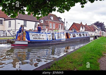 Narrowboat durchläuft eine Drehbrücke am Kennet und Avon Kanal in Newbury, Berkshire, England Stockfoto