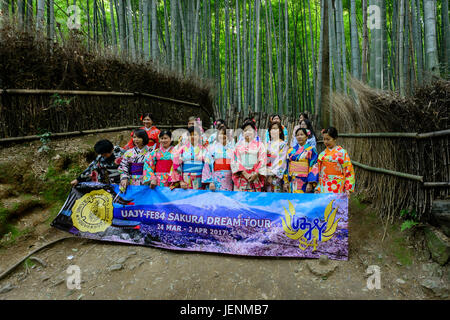 Indonesische Touristen in Arashiyama Stockfoto