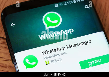 Eine Nahaufnahme auf dem Installationsbildschirm der App WhatsApp Messenger auf Ein Android-Smartphone mit dem Symbol / Logo und und Schaltfläche „Installieren“ Stockfoto