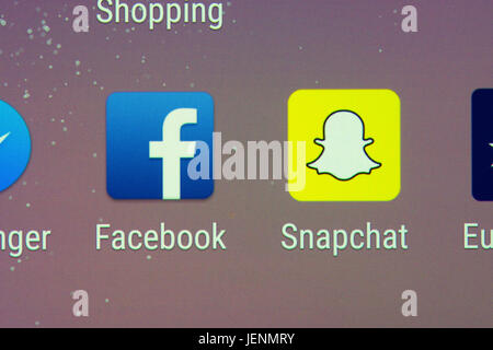 Eine Nahaufnahme von Facebook und Snapchat apps auf einem Smartphonebildschirm Stockfoto