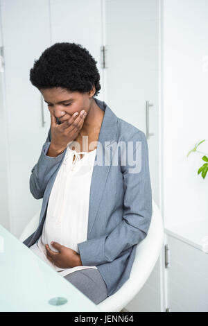 Schwanger Geschäftsfrau Übelkeit Stockfoto