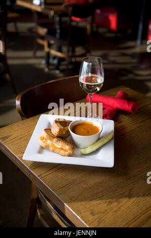 Gegrillt Käsebrot mit Tomaten Suppe serviert ein zwangloses Restaurant Stockfoto