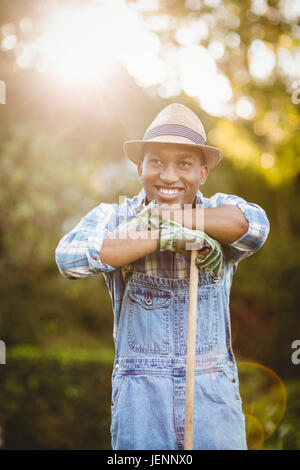 Lächelnd Mann im Garten Stockfoto