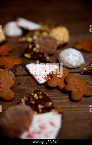 Sortierte billar Cookies auf rustikalem Holz Hintergrund Stockfoto