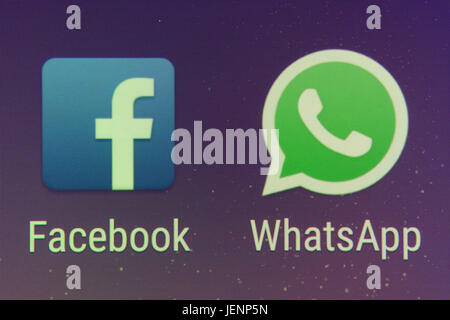 Eine Nahaufnahme von Facebook und WhatsApp apps auf einem Smartphonebildschirm Stockfoto
