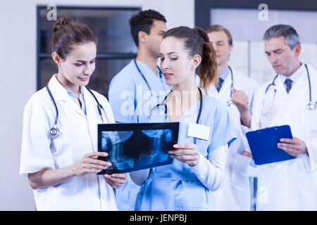 Weibliche Ärzte prüfen X-Ray-Berichte Stockfoto