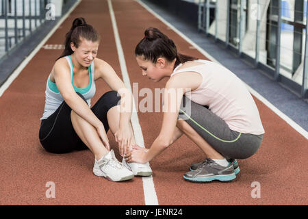 Fit Frau, die eine Schmerzen am Sprunggelenk Stockfoto