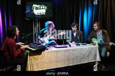 Bala Cynwyd, PA, USA. 2. Juni 2017. Französische Alternative-Rock-Band Phoenix Besuch Radio 104.5 des Performance-Theater. Stockfoto