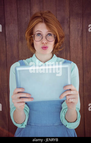 Rothaarige Hipster mit Tablet Stockfoto