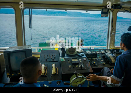 BALI, Indonesien - 5. April 2017: Fähre Boot pilot Befehl Kabine mit Blick auf das Meer mit vielen Helfern dort in Ubud, Bali Indonesien. Stockfoto