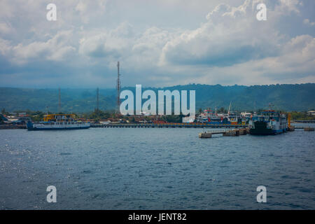 BALI, Indonesien - 5. April 2017: Schöne Aussicht auf den Hafen von der Fähre in Ubud, Bali Indonesien. Stockfoto