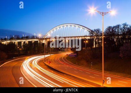 Die Burgoyne Bridge und St. Paul Street Brücke, die erstreckt sich über 300m in einem Flusstal und geht über 12 Mile Creek und Autobahn 406 in in der Abenddämmerung. Stockfoto