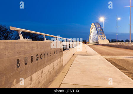 Die Burgoyne Bridge und St. Paul Street Brücke, die erstreckt sich über 300m in einem Flusstal und geht über 12 Mile Creek und Autobahn 406 in in der Abenddämmerung. Stockfoto