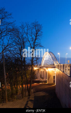 Die Burgoyne Bridge und St. Paul Street Brücke, die erstreckt sich über 300m in einem Flusstal und geht über 12 Mile Creek und Autobahn 406 in in der Abenddämmerung. Stockfoto