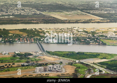 Luftaufnahme von Guayaquil aus dem Fenster Ebene Stockfoto