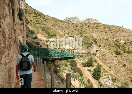 Wanderer zu Fuß entlang der Holzstege die Schlucht Los Gaitanes in der Caminito del Rey, Malaga, Spanien Stockfoto