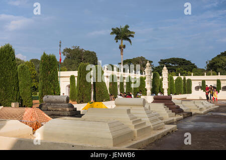 Mysore, Indien - 26. Oktober 2013: Friedhof mit klassischen muslimische Gräber der Generäle und Verwaltung top Hunde Tipu Sultan Mausoleum unter blauem Himmel. Stockfoto