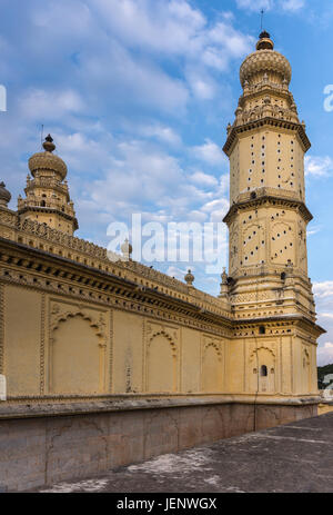 Mysore, Indien - 26. Oktober 2013: Gelbe Minarett und Wand in Jamia Masjid Moschee auf Sriranagapatna Insel. Dient gleichzeitig als Taube Gehäuse. Bewölkten Himmel. Stockfoto