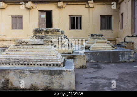 Mysore, Indien - 26. Oktober 2013: Sammlung von alten gelben Gräber mit schwarzen Schimmel in Jamia Masjid Moschee auf Sriranagapatna Insel. Stockfoto