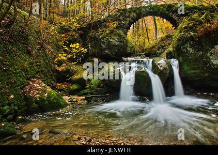 Schiessentumpel Wasserfall im Herbst, Mullerthal, Luxemburg Stockfoto