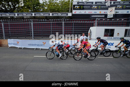 Christopher Lawless führt am Ende der ersten Runde des Isle Of Man TT Circuit in der Männern National Road Race WM 2017 Stockfoto