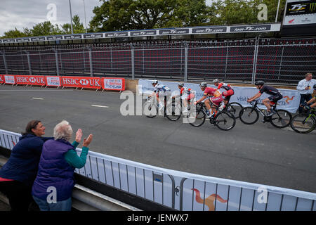 Christopher Lawless führt am Ende der ersten Runde des Isle Of Man TT Circuit in der Männern National Road Race WM 2017 Stockfoto