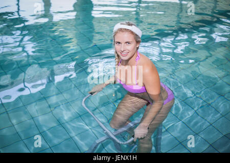 Fit Woman tun Unterwasser Fahrrad Stockfoto