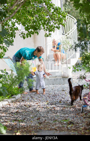 Familie mit Sohn im Garten Stockfoto