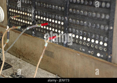 Kabel und Schalter der alte Telefonzentrale Stockfoto