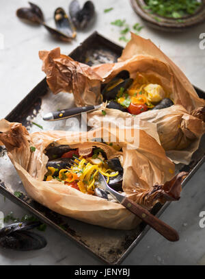 Pasta mit Muscheln in Parzellen Stockfoto