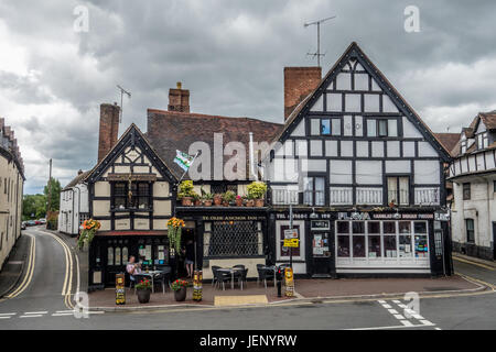 UPTON auf SEVERN, Vereinigtes Königreich - 24 Juni: The Anchor Pub und Flava Restaurant auf der High Street in den Fluss Stadt Upton auf Severn. Stockfoto