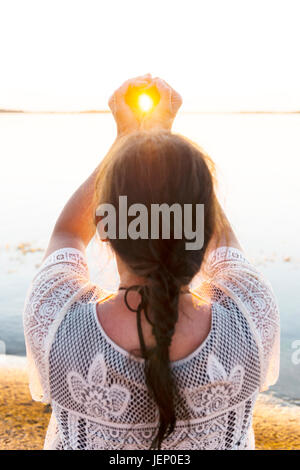 Sonnenuntergang in Händen der Mädchen Stockfoto