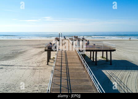 WILDWOOD, NEW JERSEY, USA - 25. Juni 2017: Crest Strand und hölzerne Dock von oben mit Blick auf das Meer und Touristen Entspannung auf dem pier Stockfoto