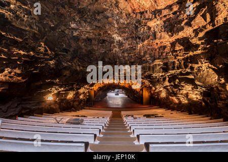 Konzertsaal im Jameos del Agua entwickelt von César Manrique als Touristenattraktion in vulkanischer Lava-Tunnel Stockfoto