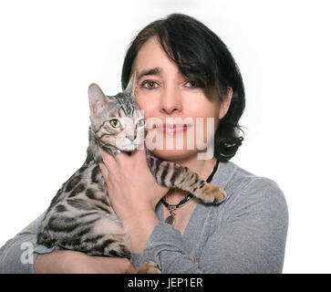 Bengal Kätzchen und Frau vor weißem Hintergrund Stockfoto