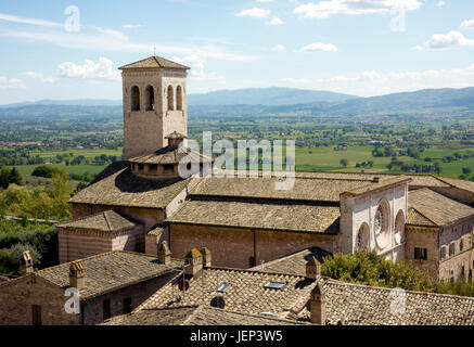 Blick auf den Tiber-Tal von der Festung in Assisi, Italien, Frühjahr 2017. Stockfoto