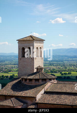 Blick auf den Tiber-Tal von der Festung in Assisi, Italien, Frühjahr 2017. Stockfoto