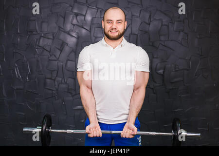 Sport, Bodybuilding, Lifestyle und Leute Konzept - lächelnd Mann mit Langhantel. Stockfoto
