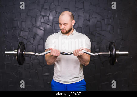 Sport, Bodybuilding, Lifestyle und Leute Konzept - lächelnd Mann mit Langhantel. Stockfoto